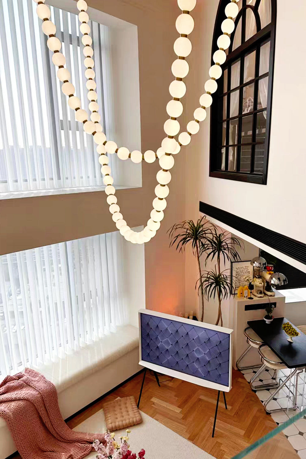 Perlehalskæde-pendellampe | LED i matteret glas og massivt messing