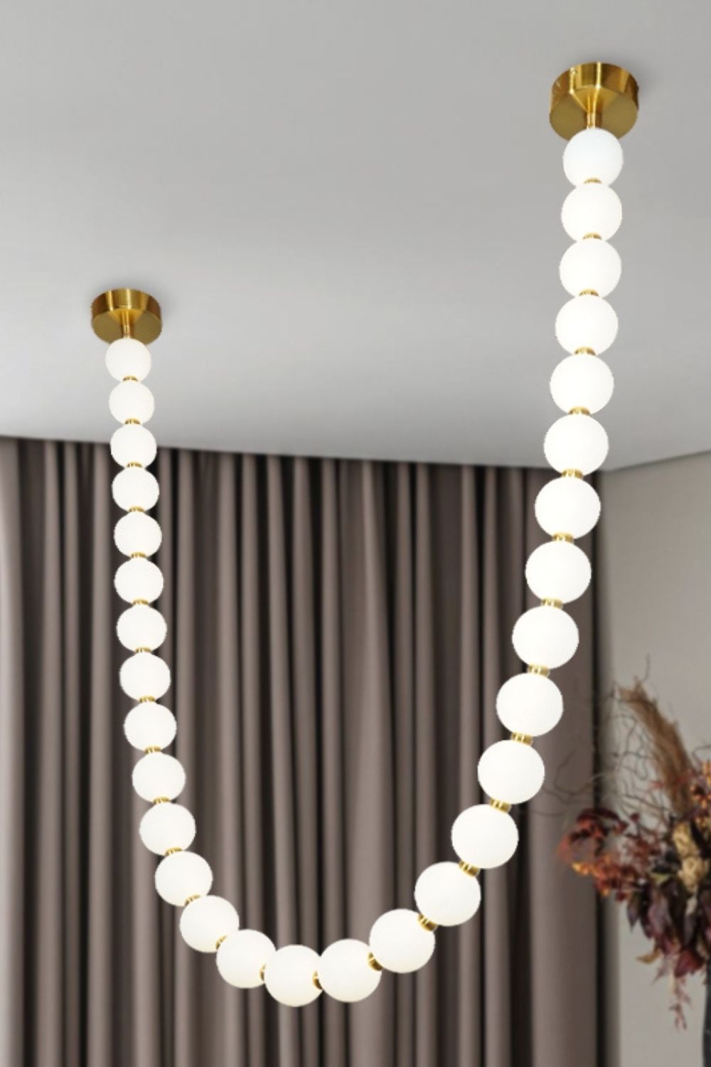 Perlehalskæde-pendellampe | LED i matteret glas og massivt messing