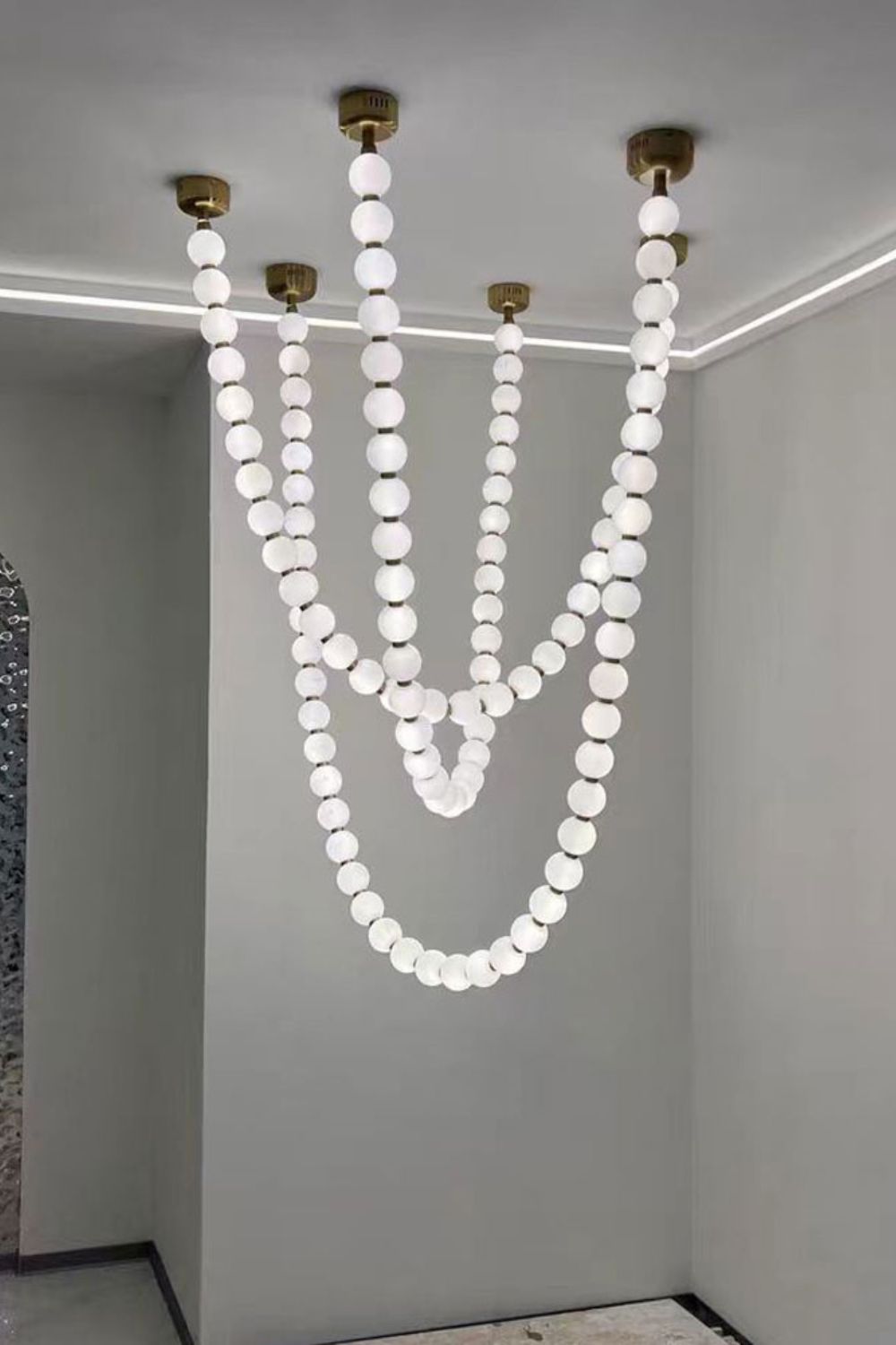 Perlehalskæde-pendellampe | LED i matteret glas og massivt messing