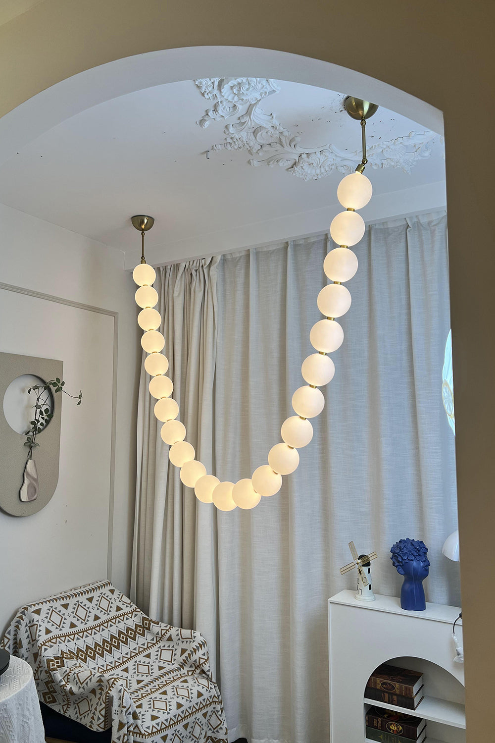 Perlehalskæde-pendellampe | LED i matteret glas og massivt messing