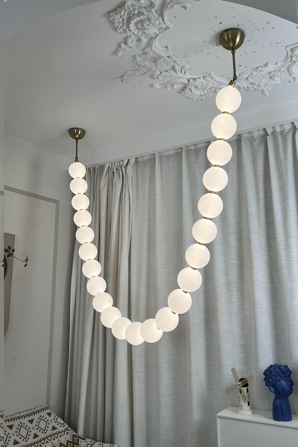 Perlehalskæde-pendellampe | LED i matteret glas og massivt messing