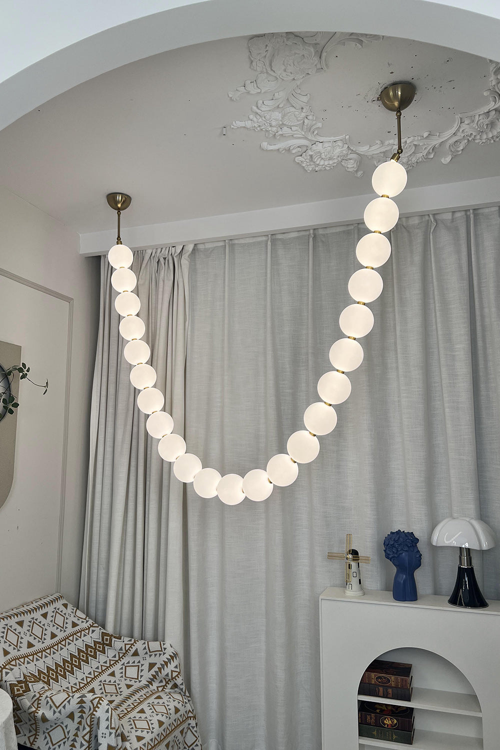 Perlehalskæde-pendellampe | LED i matteret glas og massivt messing