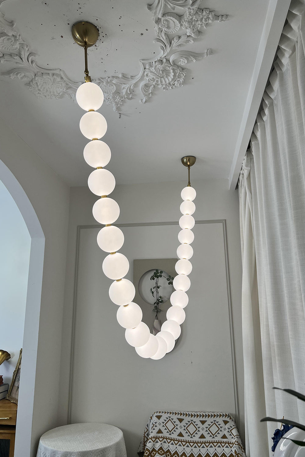 Perlehalskæde-pendellampe | LED i matteret glas og massivt messing