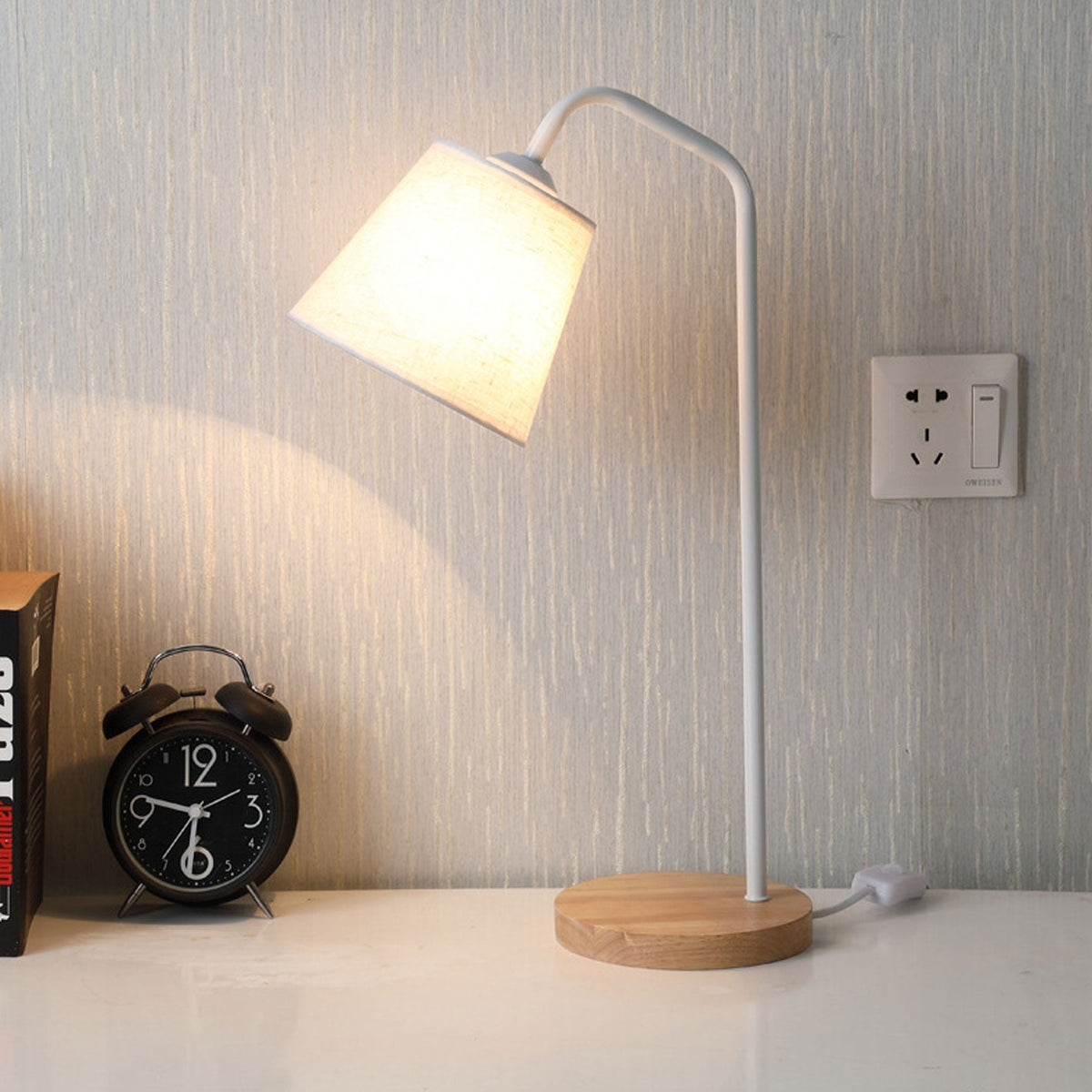 Moderne Bordlampe af Linned, Metal og Træ – Integreret LED med USB/Plug-In