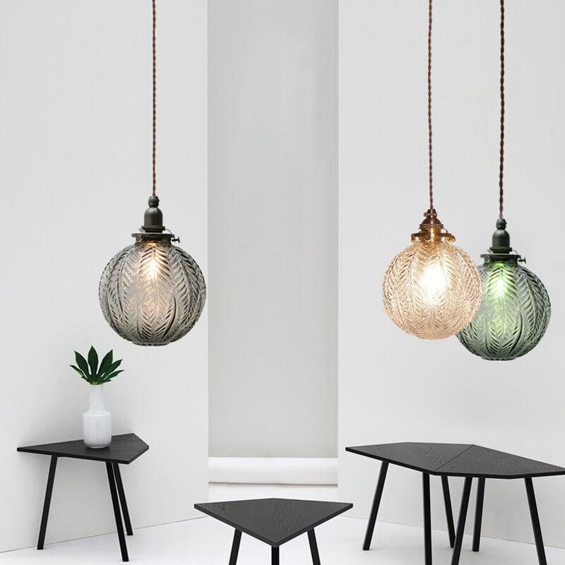 Modern taklampa i glas med stilfulla detaljer