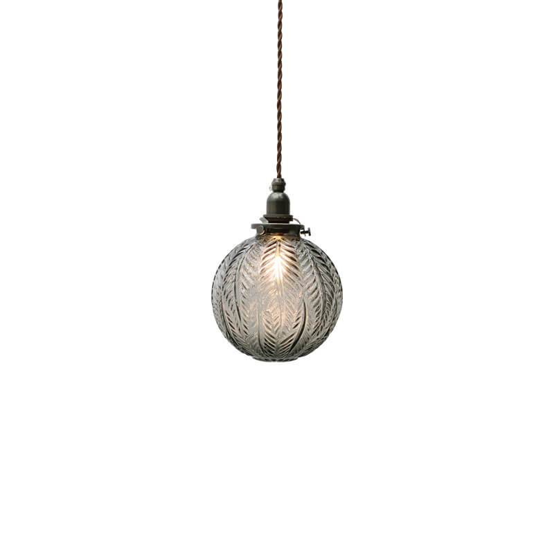 Modern taklampa i glas med stilfulla detaljer