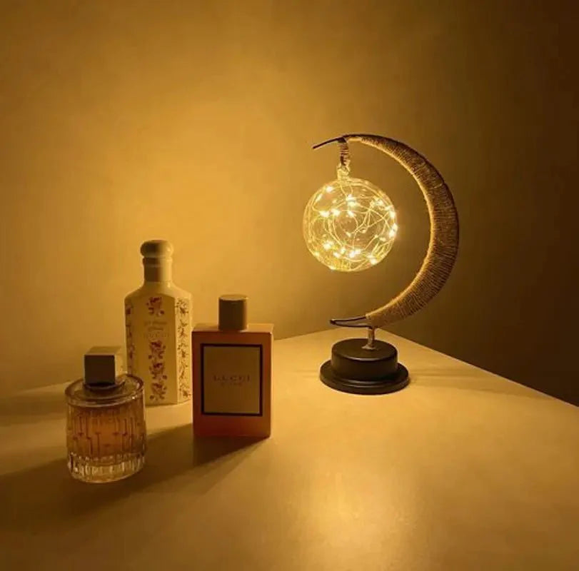 Stemningsfull LED bordlampe av glass med varmt lys i månedesign