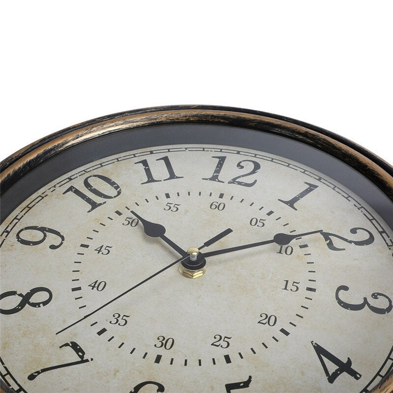 Reloj de pared antiguo de madera en estilo vintage rústico