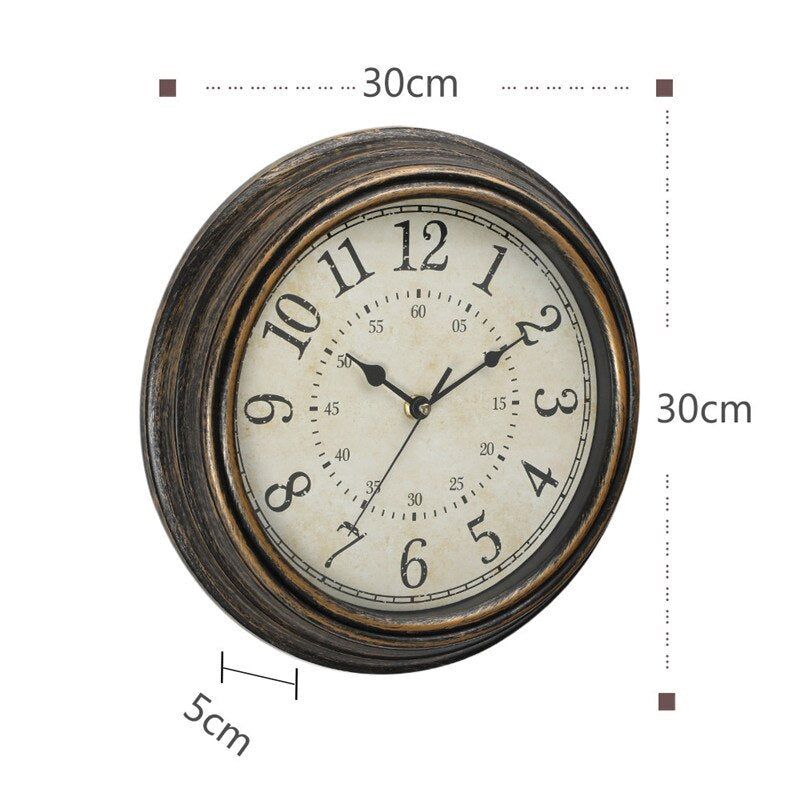 Reloj de pared antiguo de madera en estilo vintage rústico