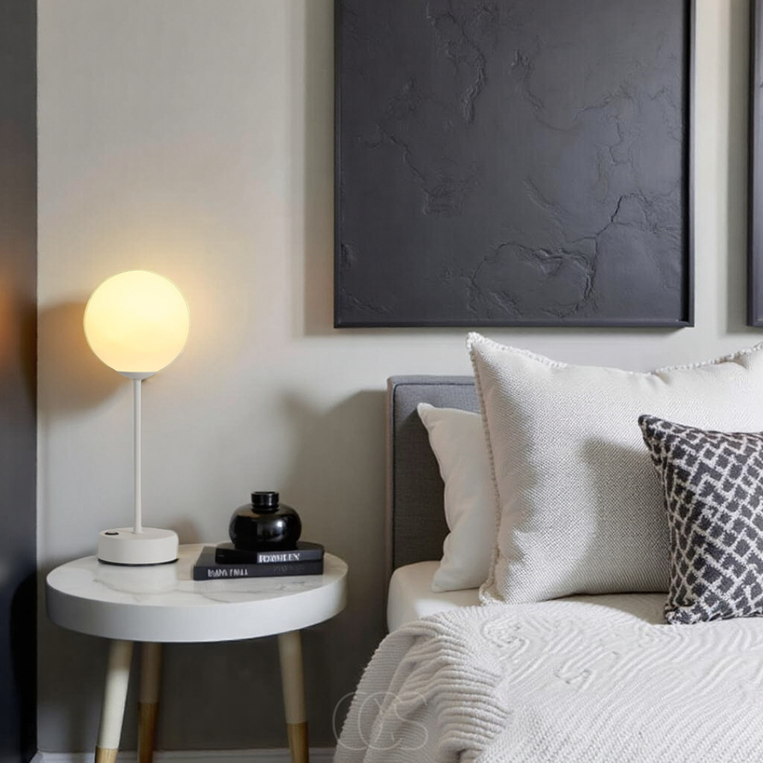 Sera – Bordlampe med Kugleformet Skærm & Varm LED Belysning