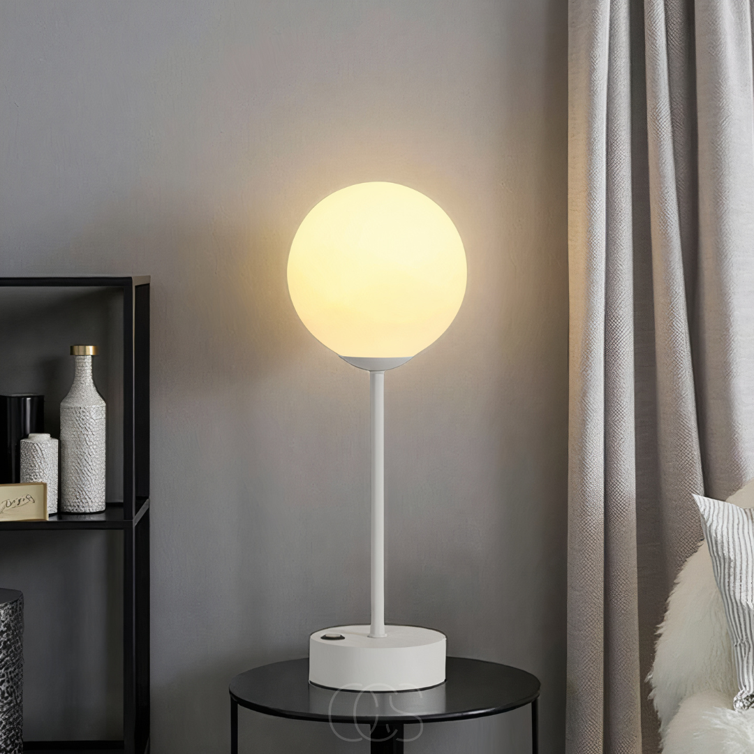 Sera – Bordlampe med Kugleformet Skærm & Varm LED Belysning