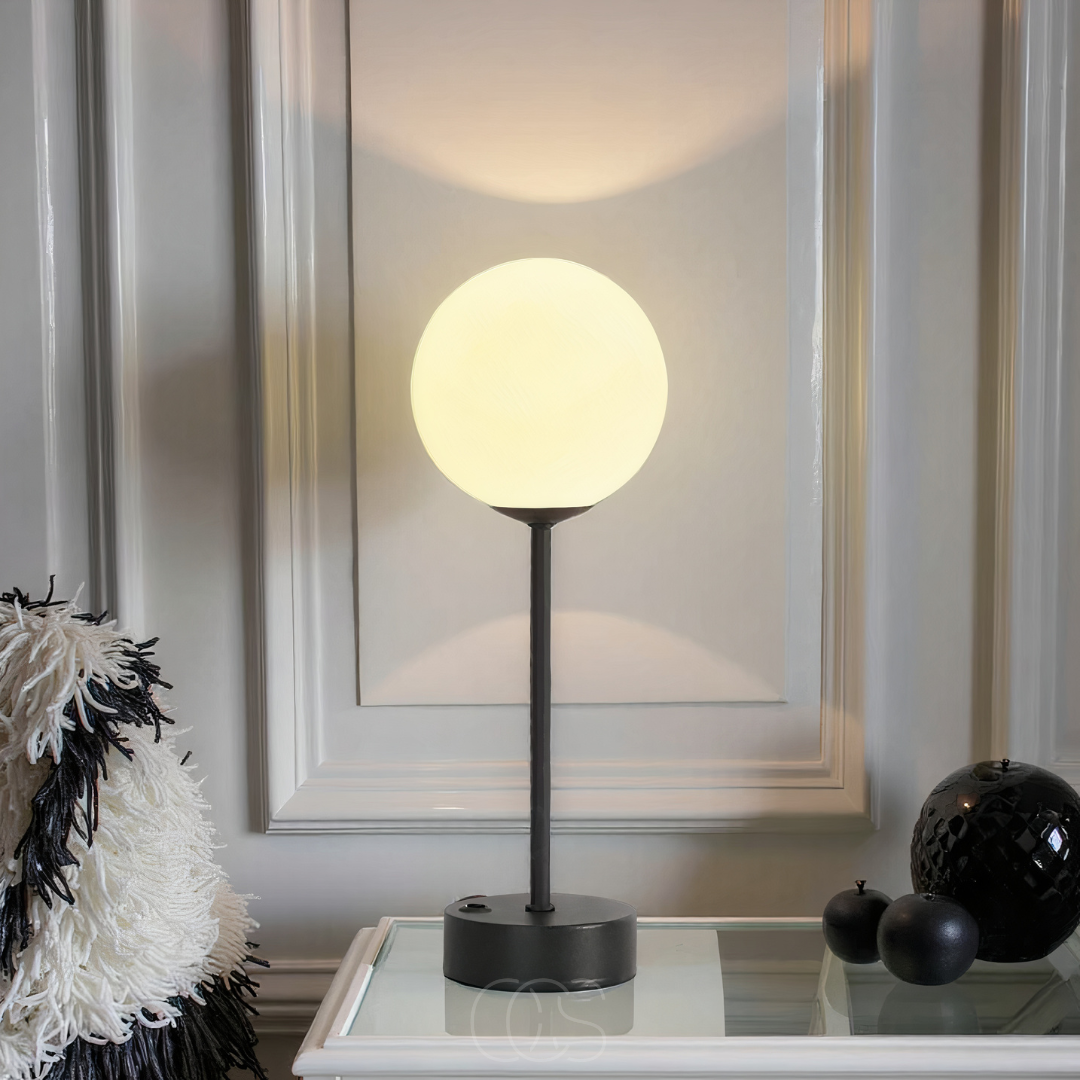 Sera – Bordlampe med Kugleformet Skærm & Varm LED Belysning