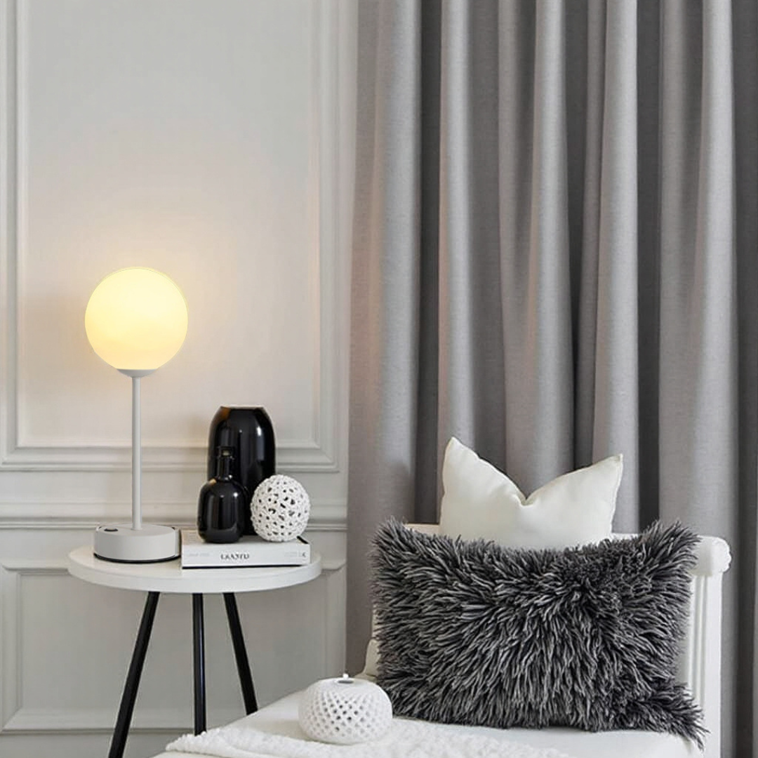 Sera – Bordlampe med Kugleformet Skærm & Varm LED Belysning