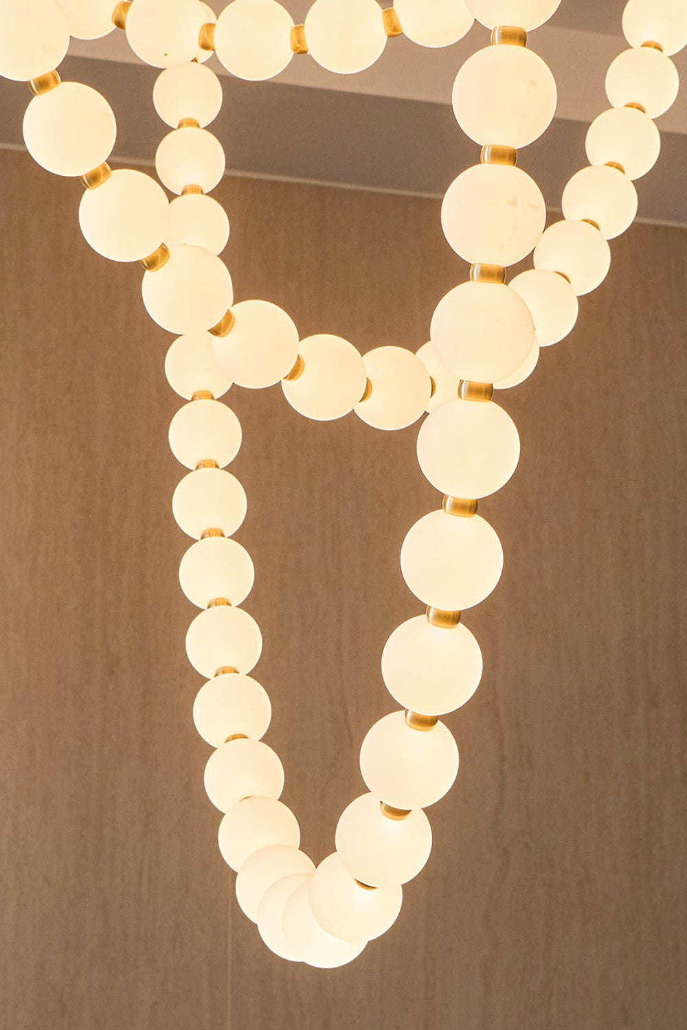 Lampa wisząca Parelketting | Matowe szkło i lite mosiężne elementy LED