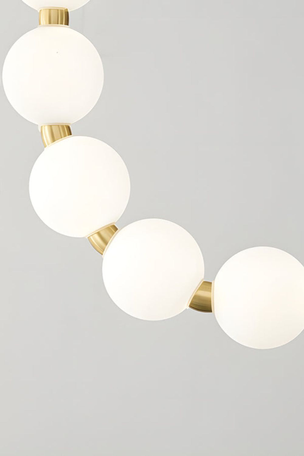 Lampa wisząca Parelketting | Matowe szkło i lite mosiężne elementy LED