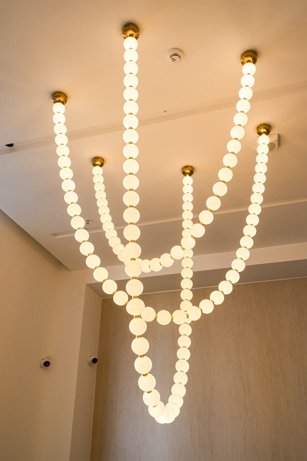 Lampa wisząca Parelketting | Matowe szkło i lite mosiężne elementy LED