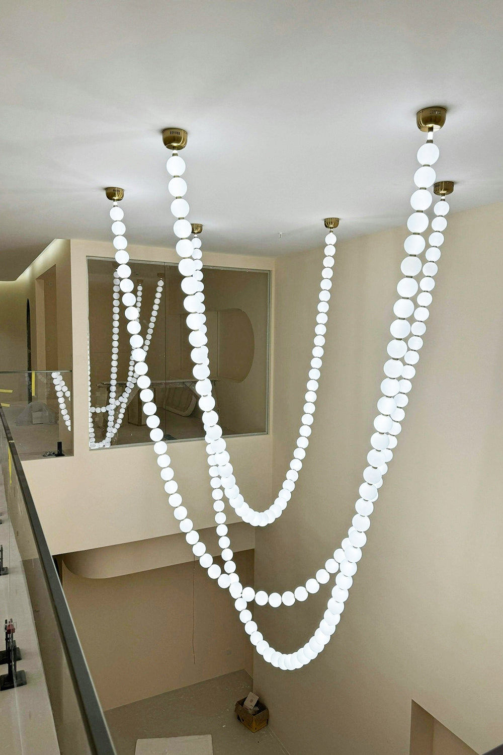 Lampa wisząca Parelketting | Matowe szkło i lite mosiężne elementy LED