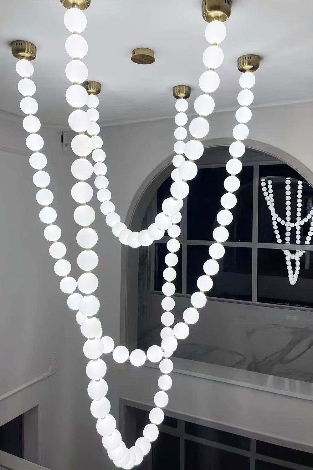 Lampa wisząca Parelketting | Matowe szkło i lite mosiężne elementy LED