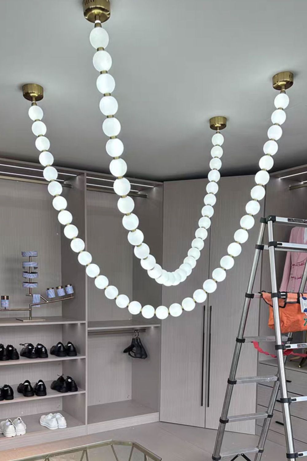 Lampa wisząca Parelketting | Matowe szkło i lite mosiężne elementy LED
