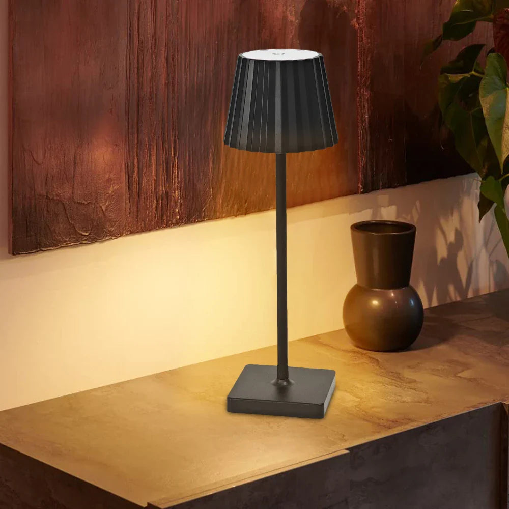 Mara – Genopladelig Klassisk Bordlampe med Plissé Skærm & Dæmpbar LED
