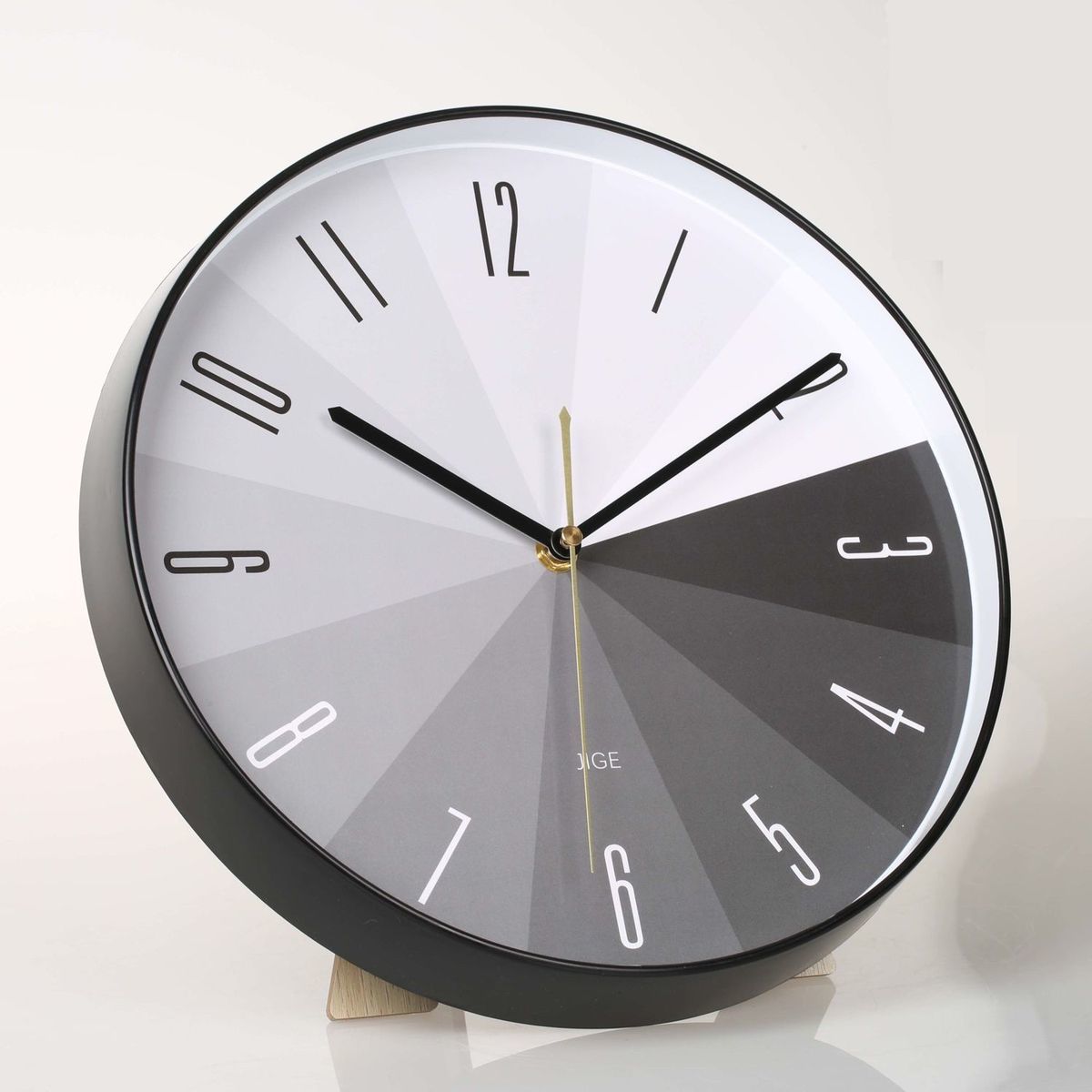 Moderne vægur 35 cm – minimalistisk design og stille kvartsurværk