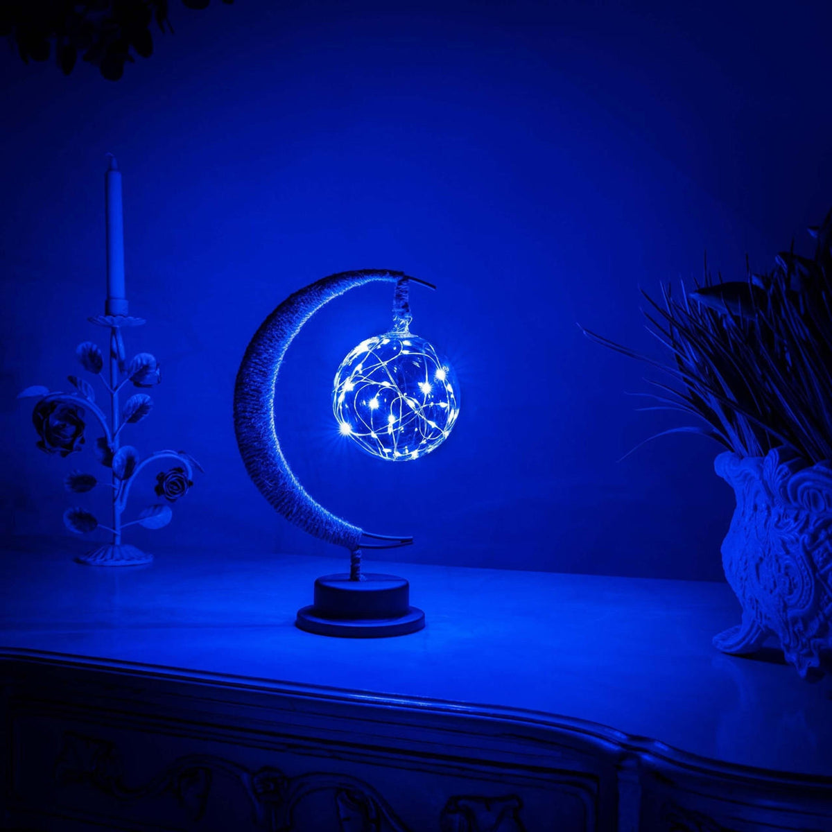 Stemningsfull LED bordlampe av glass med varmt lys i månedesign