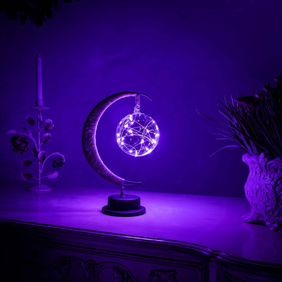 Stemningsfull LED bordlampe av glass med varmt lys i månedesign
